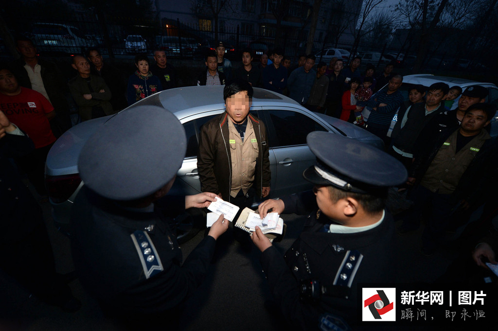 北京街头黑管理员私设停车场向过夜车收费被取