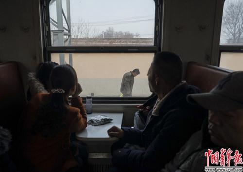 旅程漫漫:一列普速列车成百姓乘铁路出行唯一